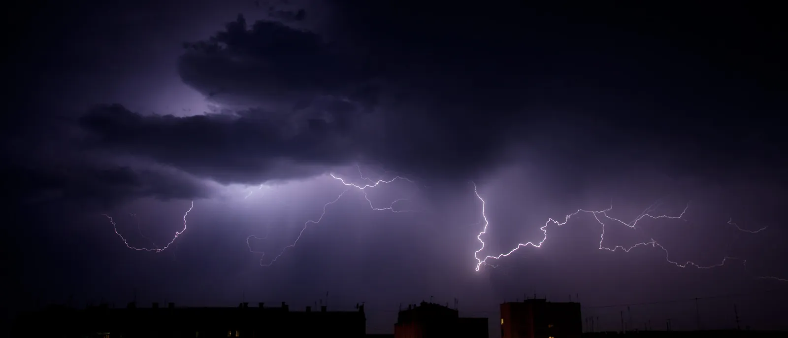 Subida de tensión con electrodomésticos quemados en Barcelona